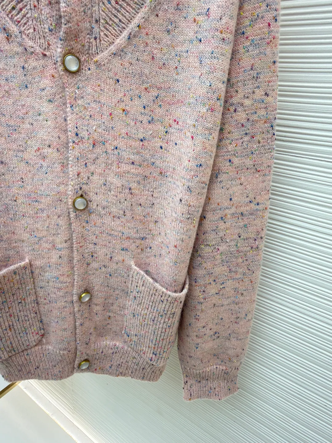 LOUIS VUITTON letter badge cherry blossom pink pearl button wool knitted cardigan ●Original version: purchased and developed for 15999 ●Item number: 1682371-C15 ●Fabric: wool fabric ●Technology: knitted production ●Color: cherry blossom pink ●Version: fitted version ●Weight: about 850 grams ●Size: S-M-L-XL ●Description: This Louis Vuitton SS26 spring and summer series tweed lapel cardigan is made of alpaca and merino wool blended tweed fabrics. It is made of cherry blossom pink variegated texture through a custom spinning and dyeing process. The fabric is raised and steam-set to form a fluffy and soft touch and is not easy to pill. The body adopts three-dimensional cutting technology, and the lapel has a thin shaping interlining built in to ensure that the collar is crisp and not collapsed. The custom metal buttons at the placket are polished and glazed for a delicate texture and anti-oxidation. The front patch pocket is hand-piped, and the stitching distance at the pocket is precisely controlled within 0.5cm, making it smooth and wrinkle-free. The cuffs and hem are trimmed with ribbing, which provides long-lasting elasticity and prevents loosening. The entire seam uses double-needle overlocking technology, with up to 12 stitches per inch, which is reinforced while maintaining beauty. The details combine the brand's exquisite knitting technology with the lightweight design concept of the spring and summer series. The overall wiring is straight and delicate, the fabric is comfortable and soft, and the color is consistent without color difference. It can be matched with the same style to create a fashionable look and control various occasions. Customized accessories, complete with three standards, same style for men and women!